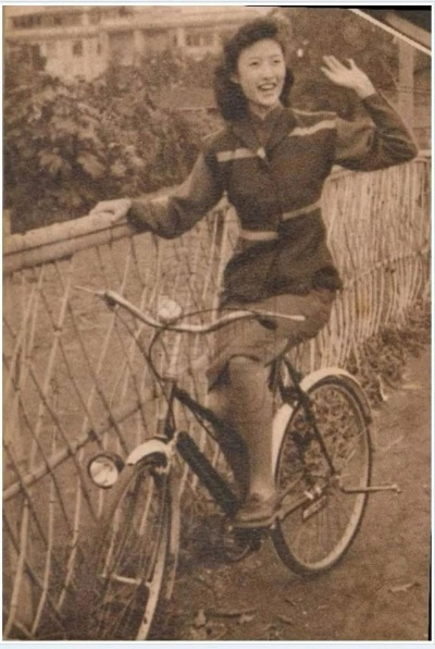 女摩托袁心1975年：破浪前行，树立自我，永不言败。